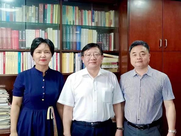 人们站在一起合影 中度可信度描述已自动生成