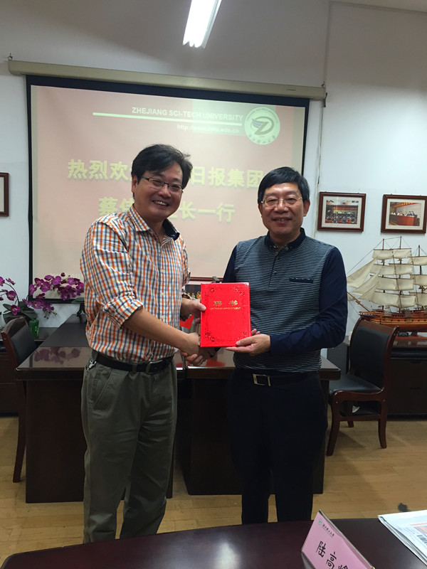 嘉兴日报报业传媒集团党委书记社长蔡伟达一行来校交流 (3).jpg